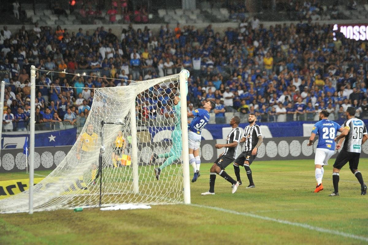 Fotos de Cruzeiro x Cear, no Mineiro, em jogo atrasado da 27 rodada do Brasileiro