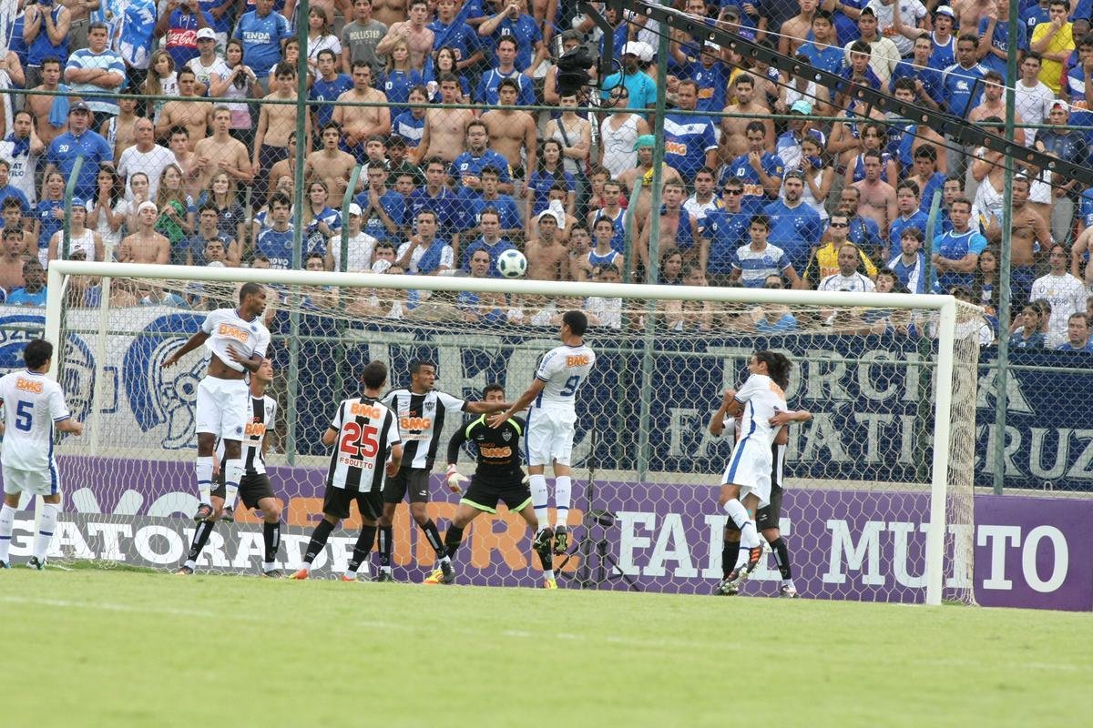 12 - Ao lado de Cuca, o zagueiro viveu um dos piores momentos com a camisa do Atltico. Em 4 de dezembro, os dois participaram da derrota por 6 a 1 para o Cruzeiro, pela ltima rodada do Campeonato Brasileiro. Rver fez o nico gol alvinegro.