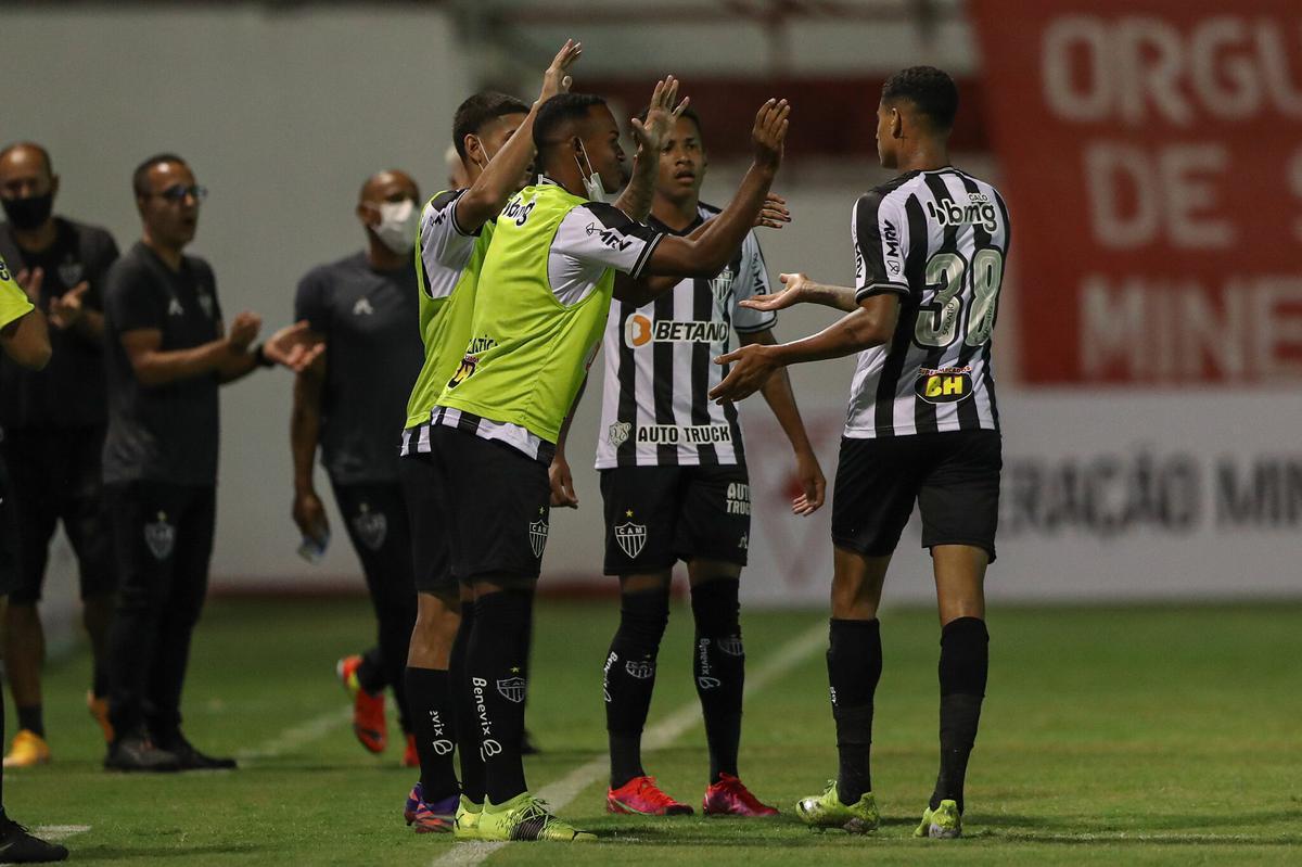 Tombense e Atlético se enfrentaram nesta quinta-feira (4), em partida válida pela 2ª rodada do Campeonato Mineiro. O confronto foi realizado no Estádio Antônio Guimarães de Almeida, em Tombos. No primeiro tempo, uma queda de energia paralisou a partida por cerca de 20 minutos.