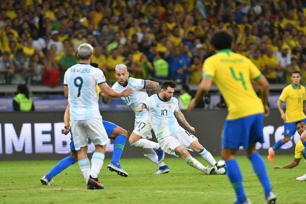 Fotos da vitria do Brasil sobre a Argentina, por 2 a 0, no Mineiro, pela semifinal da Copa Amrica; Gabriel Jesus e Firmino marcaram os gols da seleo em BH