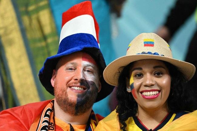 Torcedores de Holanda e Equador no jogo pelo Grupo A da Copa do Mundo.
