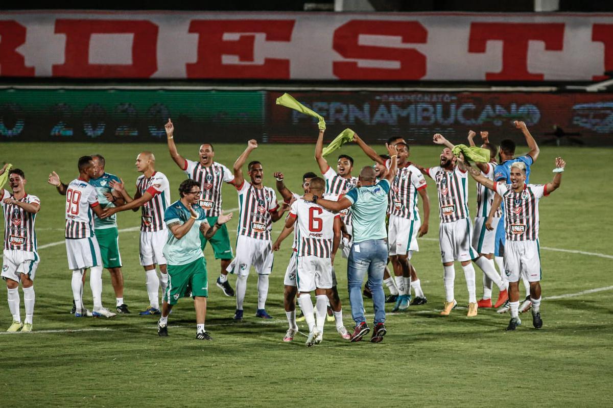 Após empatar em 0 a 0 contra o Santa Cruz, no Arruda, o Salgueiro bateu a Cobra Coral nos pênaltis e garantiu o primeiro título Estadual para o interior pernambucano
