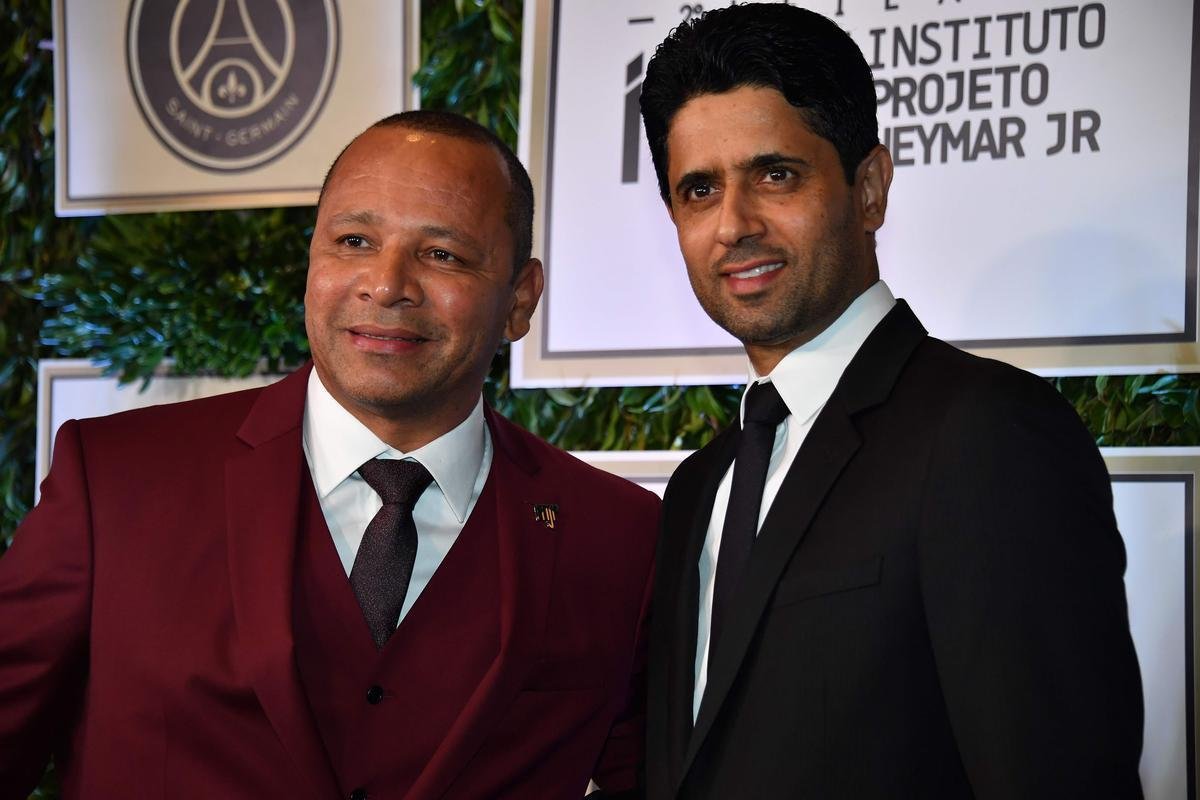 O pai de Neymar posa ao lado do presidente do PSG, Nasser Al-Khelaifi 