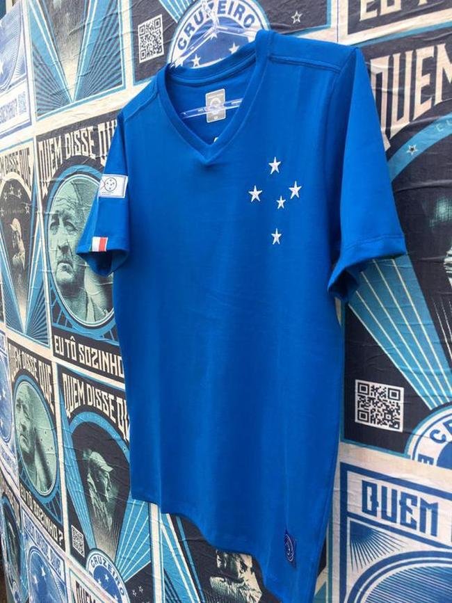 Camisas comemorativas lanadas por marca licenciada pelo Cruzeiro