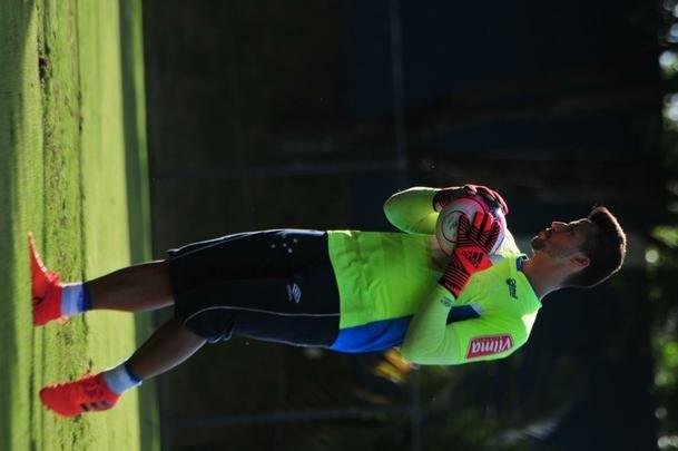 Sem Thiago Neves, que est com desgaste na panturrilha, Mano Menezes escalou o time titular do Cruzeiro no coletivo com Fbio; Lucas Romero, Leo, Murilo e Egdio; Henrique e Ariel Cabral; Robinho, Arrascaeta e Rafinha; Fred. Os reservas atuaram com Rafael; Arthur, Digo, Manoel e Marcelo Hermes; Lucas Silva, Nonoca e Bruno Silva; Rafael Marques, Rafael Sobis e Judivan