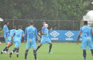 Sob chuva, Cruzeiro treinou na tarde desta sexta-feira na Toca II (Alexandre Guzanshe/EM D.A Press)
