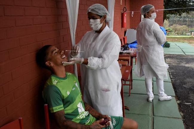 O meia Matheusinho foi o primeiro caso de COVID-19 no Amrica. Ele testou positivo em 29 de maio. O jogador, que atua no Beitar Jerusalem, de Israel, foi submetido a exames sorolgicos nos dias 19 e 20 daquele ms e os resultados foram inconclusivos. Dias depois, ele afirmou em uma rede social que contraiu o coronavrus. 