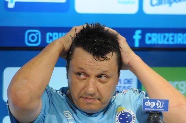 Fotos da apresentao de Adilson Batista como novo tcnico do Cruzeiro. Tcnico teve reunio com jogadores na Toca da Raposa II, falou com a imprensa e depois comandou seu primeiro treino