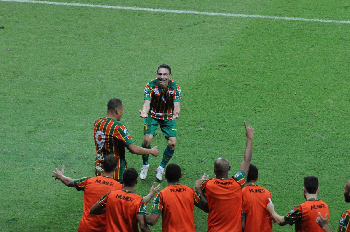 Fotos do duelo entre Cruzeiro e Sampaio Corra, no Mineiro, pela 14 rodada da Srie B do Campeonato Brasileiro