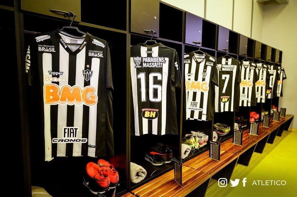 O Atltico faz uma homenagem especial ao torcedor na partida contra o Tupynambs, neste domingo, s 16h, no Mineiro, pelas quartas de final do Campeonato Mineiro. Na parte de trs da camisa que ser utilizada contra o Baeta, o clube colocou o escudo comemorativo de 111 anos com a frase 'Parabns Massa'. Nesta segunda-feira, 25 de maro, o Alvinegro comemora mais um aniversrio.