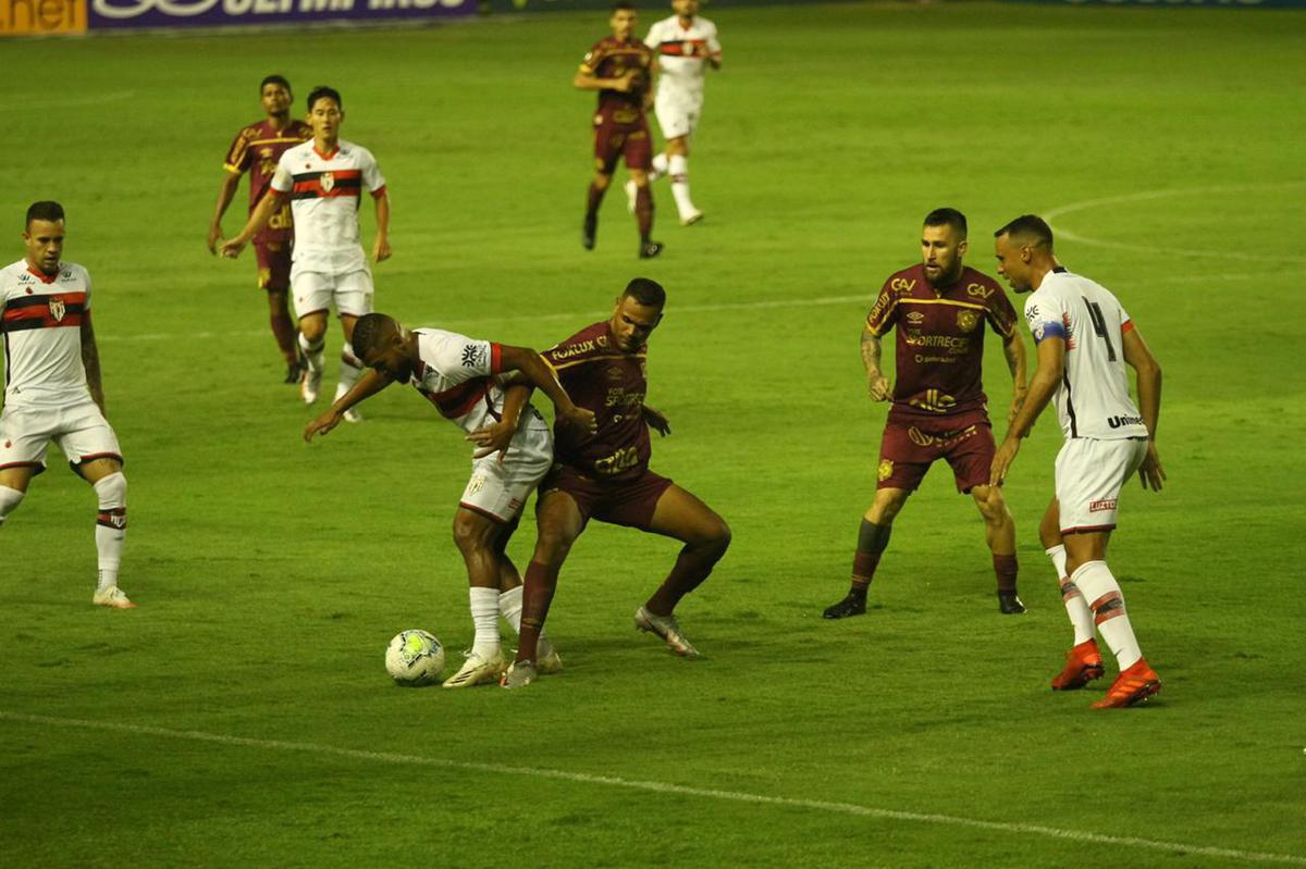 Equipes se enfrentaram no fechamento da rodada nesta segunda-feira na Ilha do Retiro
