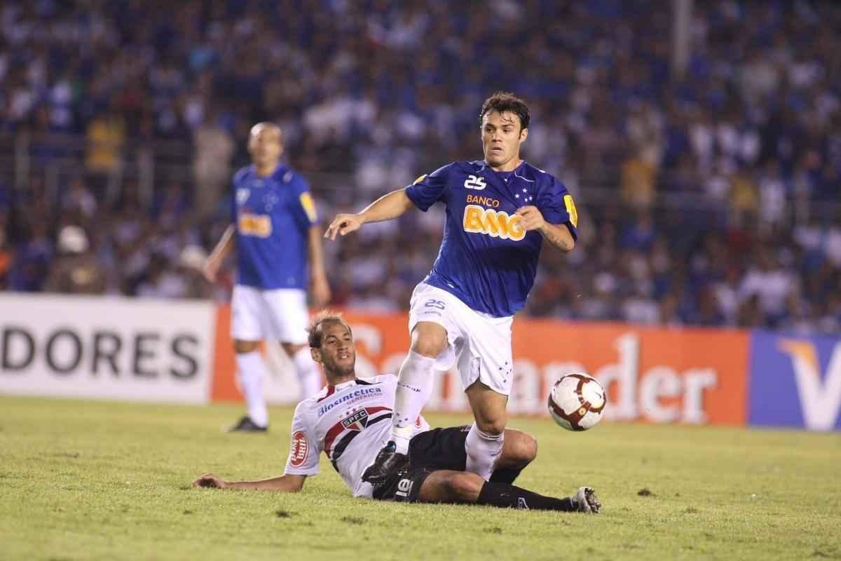 2010  - Copa Libertadores - Cruzeiro foi eliminado nas quartas de final ao ser derrotado pelo So Paulo. Imagem da partida diante do Tricolor, no Mineiro