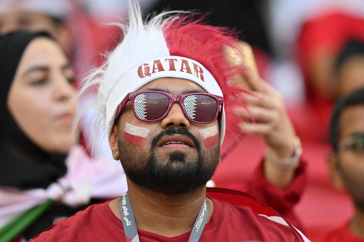 Torcedores de Catar e Senegal nas arquibancadas do Estdio Al Thumama