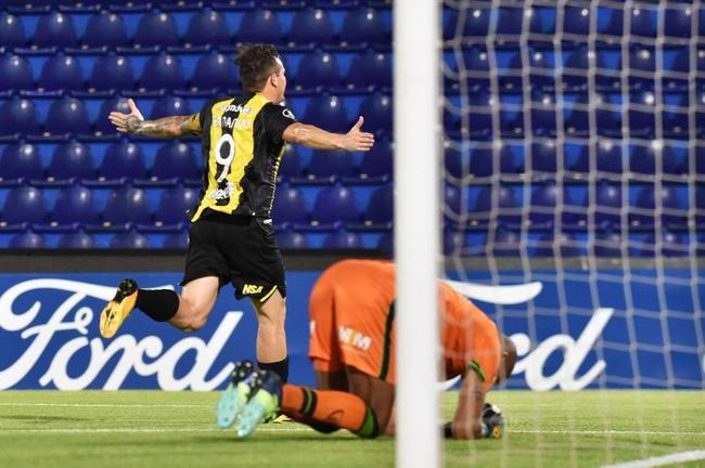 Fernando Fernndez abriu o placar para o Guaran sobre o Amrica no Defensores del Chaco. Em cobrana de pnalti, ele marcou 1 a 0