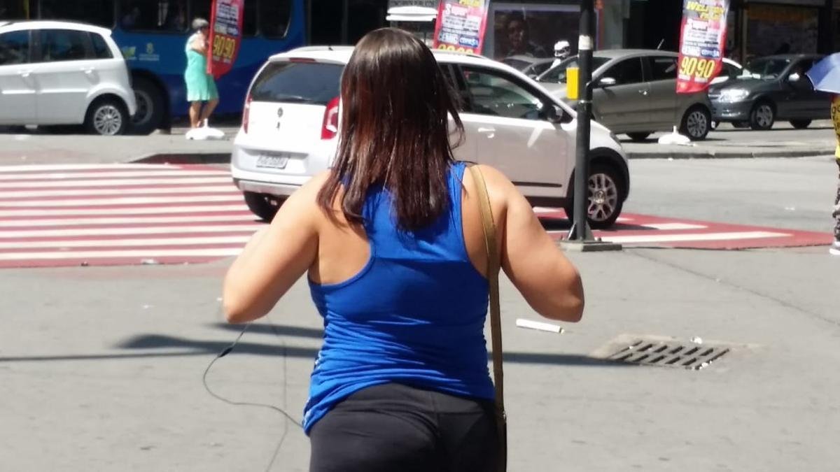 Torcedores do Cruzeiro saem s ruas com a camisa do clube, em dia de deciso