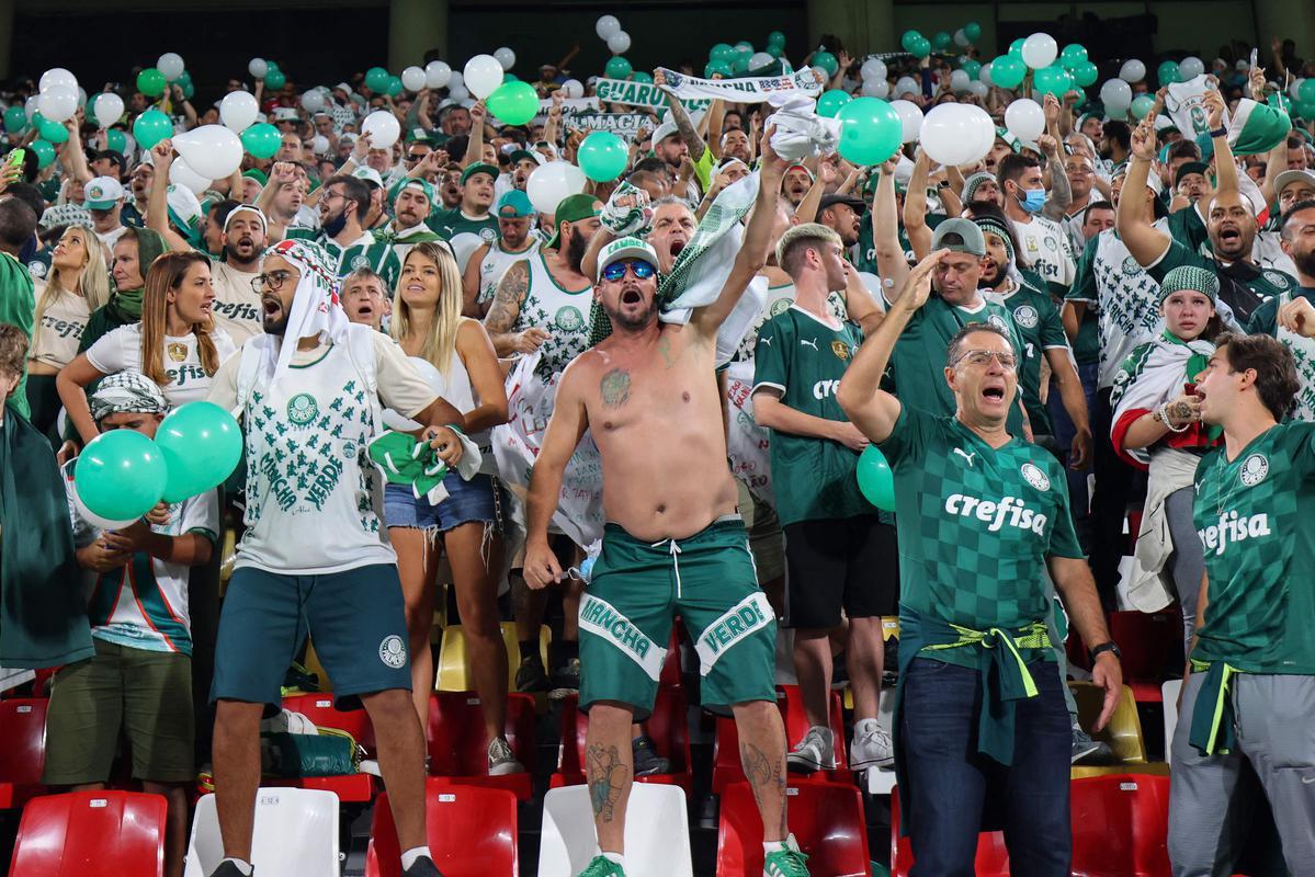 Fotos das torcidas de Palmeiras e Chelsea durante a final do Mundial de Clubes no Estdio Mohammed Bin Zayed em Abu Dhabi
