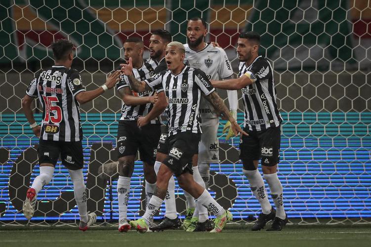 Everson defendeu pênalti do Palmeiras cobrado por Patrick de Paula