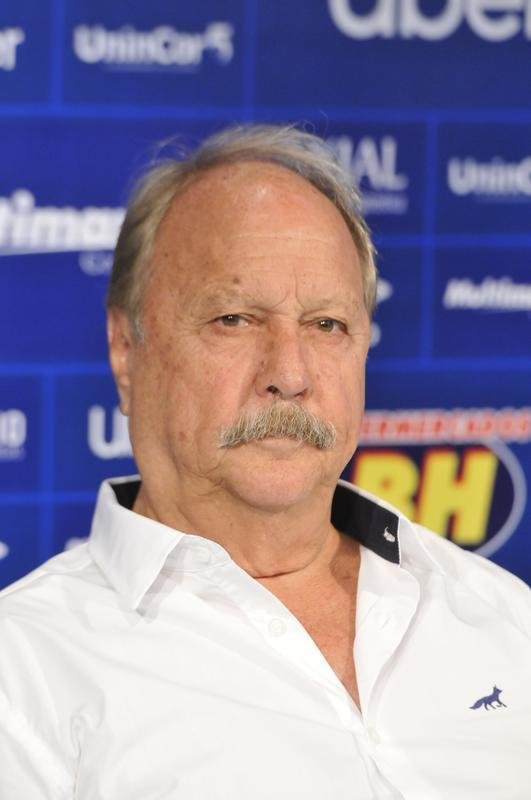 Cruzeiro apresentou o volante Jadson e o lateral-direito Luis Orejuela, primeiros reforos para a temporada