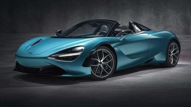 McLaren 720S Coupe azul sorteada em rifa no Hamad International Airport, em Doha