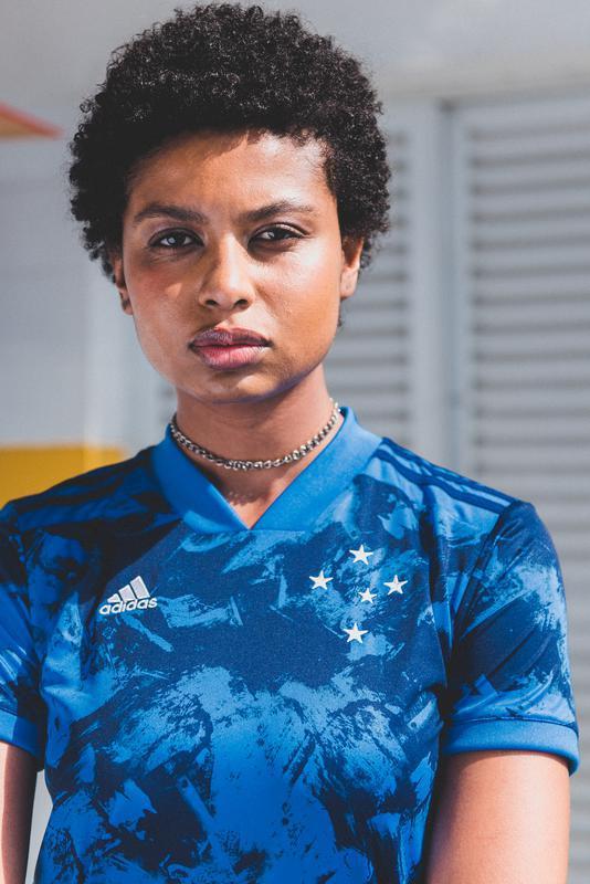 Fotos da nova camisa 3 do Cruzeiro, produzida pela Adidas