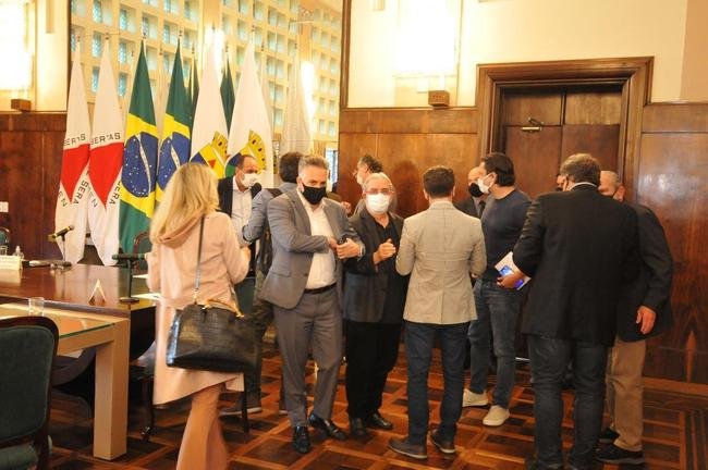 Reunio entre a Prefeitura de Belo Horizonte definiu a liberao de 30% de pblico nos jogos de Amrica, Atltico e Cruzeiro. Agora, para atuar diante de suas torcidas, os clubes precisam ter o aval das confederaes. No momento, apenas a Conmebol autorizou partidas com torcida na Copa Libertadores e na Copa Sul-Americana. A CBF ainda no permitiu em duelos do Campeonato Brasileiro.