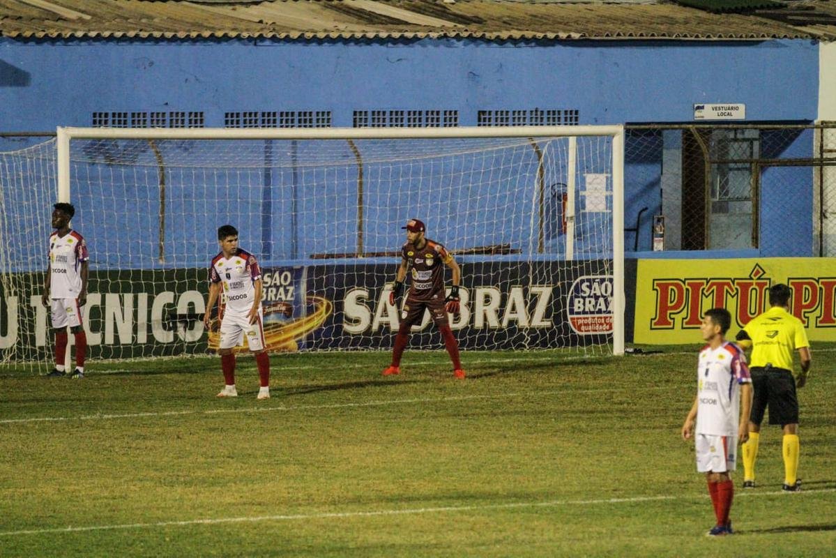 Jogando em casa, o Salgueiro foi melhor e imps o placar de 3 a 0 sobre o Afogados, confirmando a sua terceira deciso de ttulo do Campeonato Pernambucano, segunda contra o Santa Cruz.