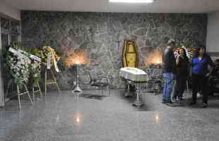 Ex-jogador do Cruzeiro, Z Carlos morreu nessa tera-feira (12/6), aos 73 anos. Ele foi velado no Cemitrio Parque da Colina, em Belo Horizonte. O enterro acontece no mesmo local.