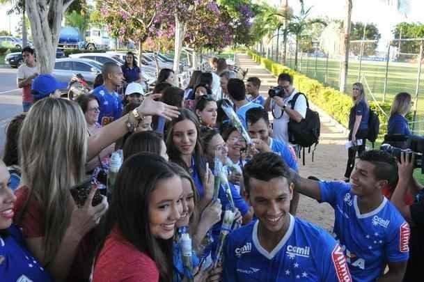 No Dia Internacional da Mulher, o Cruzeiro levou 50 scias do futebol para conhecer a Toca da Raposa II. Nesta tera-feira, as torcedoras foram recebidas com caf da tarde, ganharam produtos de beleza e aproveitaram para pegar autgrafos e tirar fotos com jogadores. Nesta quarta, o clube celeste levar mulheres em tratamento contra o cncer ao jogo contra o Atltico-PR, s 19h30, no Mineiro. Elas ficaro em um setor privilegiado do estdio.