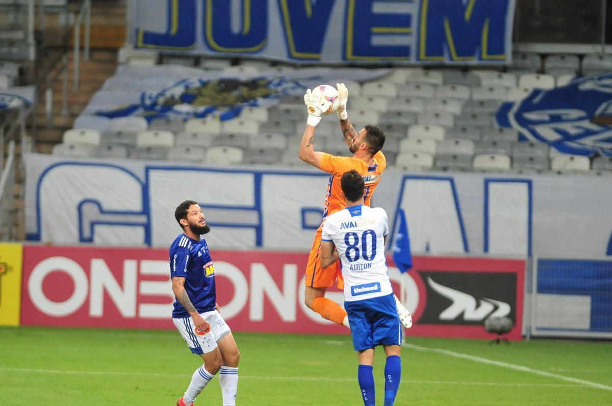 Fotos do jogo entre Cruzeiro e Ava, no Mineiro, pela 11 rodada da Srie B do Brasileiro
