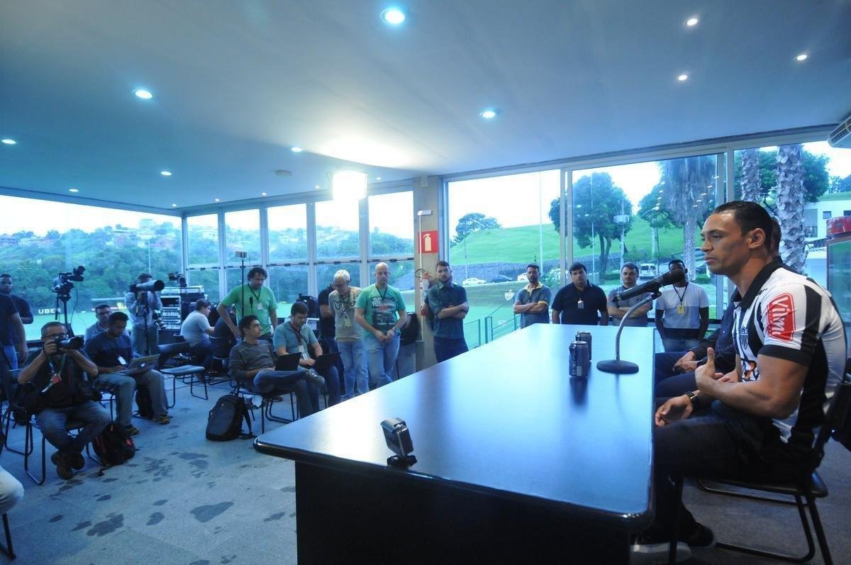 Atltico voltou ao trabalho nesta quinta-feira e apresentou Ricardo Oliveira; alm do atacante, presidente Sergio Sette Cmara e diretor de futebol Alexandre Gallo falaram com os jornalistas