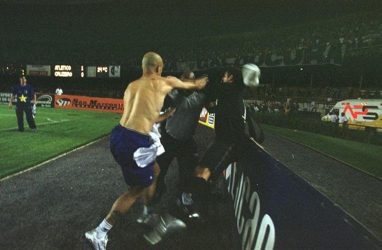 Ttulo mineiro do Cruzeiro de 2004 ficou marcado por briga entre Cris e Eduardo, do Atltico