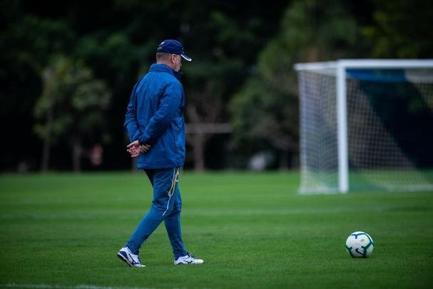Fotos do treino do Cruzeiro na Toca da Raposa II. Time enfrenta o Internacional, nesta quarta-feira, às 21h30, no Mineirão, pela semifinal da Copa do Brasil. Mano Menezes pode apresentar novidades na escalação diante dos gaúchos.