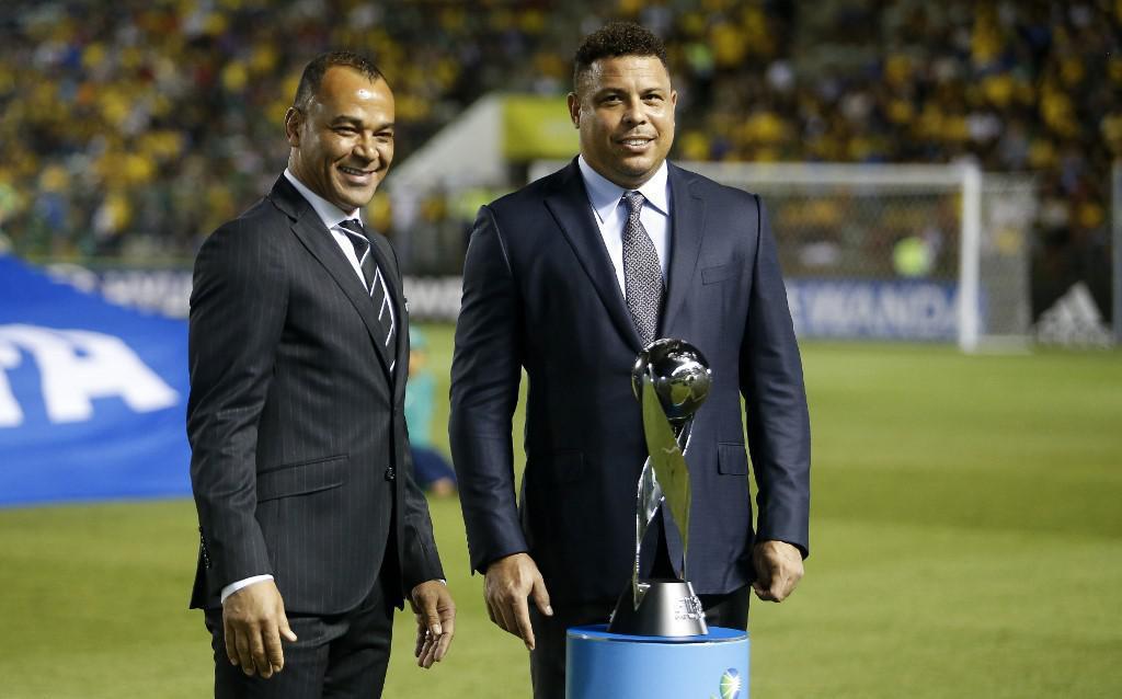 Cafu e Ronaldo, craques histricos da Seleo, na deciso do Mundial Sub-17