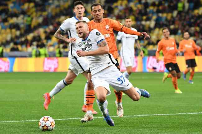 Shakhtar Donetsk e Inter de Milo se enfrentando pela fase de grupos da Liga dos Campees