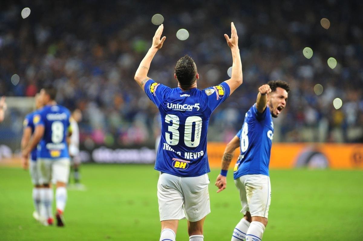 O Cruzeiro se tornou hexacampeo da Copa do Brasil com duas vitrias sobre o Corinthians na final. No jogo de ida, em Belo Horizonte, Thiago Neves definiu o triunfo por 1 a 0. Na volta, em Itaquera, Arrascaeta e Robinho fizeram os gols da vitria por 2 a 1 e decretaram a festa.  