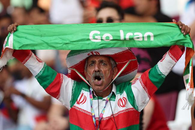 Os torcedores de Inglaterra e Irã no primeiro jogo do Grupo B na Copa do Mundo.