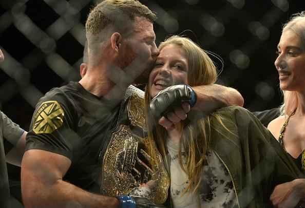 Considerado azarão na luta principal do UFC 199, em Los Angeles, Michael Bisping surpreende Luke Rockhold e conquista o cinturão do peso médio, com nocaute arrasador no primeiro round