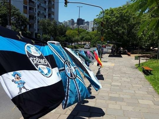 Ambulantes já fazem a 'festa' nas ruas de Porto Alegre com os seus produtos