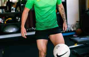 Novo jogador do Atltico, Paulinho treina forte nas frias