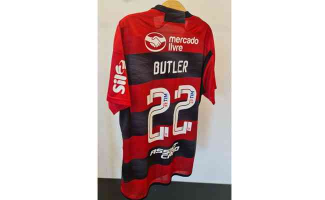 Flamengo presenteou Jimmy Butler com uma camisa personalizada 
