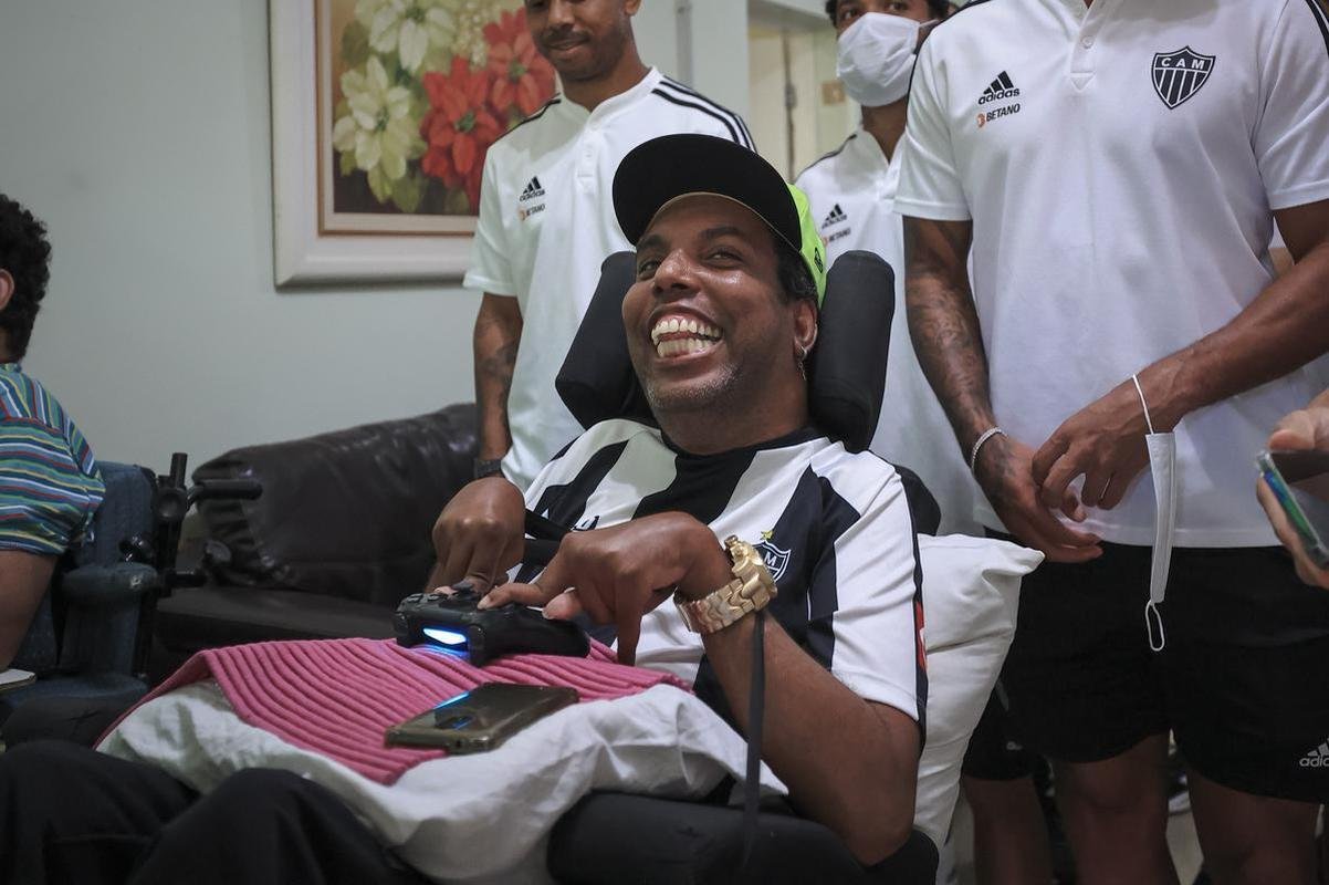 Jogadores do Atltico visitam Ncleo Assistencial Caminhos para Jesus