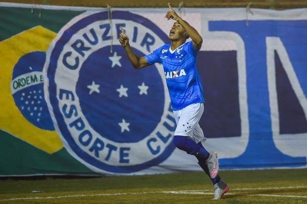 Com muitos atletas juniores, time celeste fez teste no Estádio Municipal de Ibirité