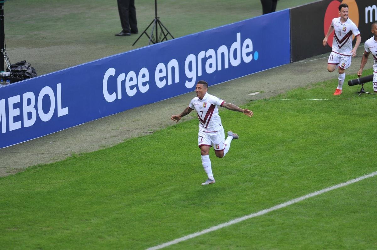 Imagens da partida entre Bolvia e Venezuela