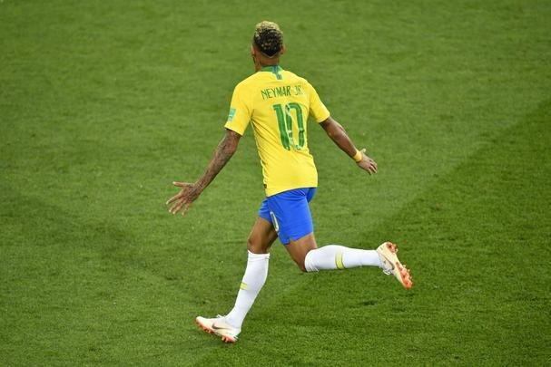 Poucas quedas, assistência e 'ousadia': a atuação de Neymar contra a Sérvia