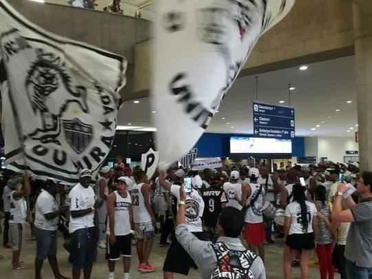 Torcedores do Atlético recebem jogadores com festa em Confins