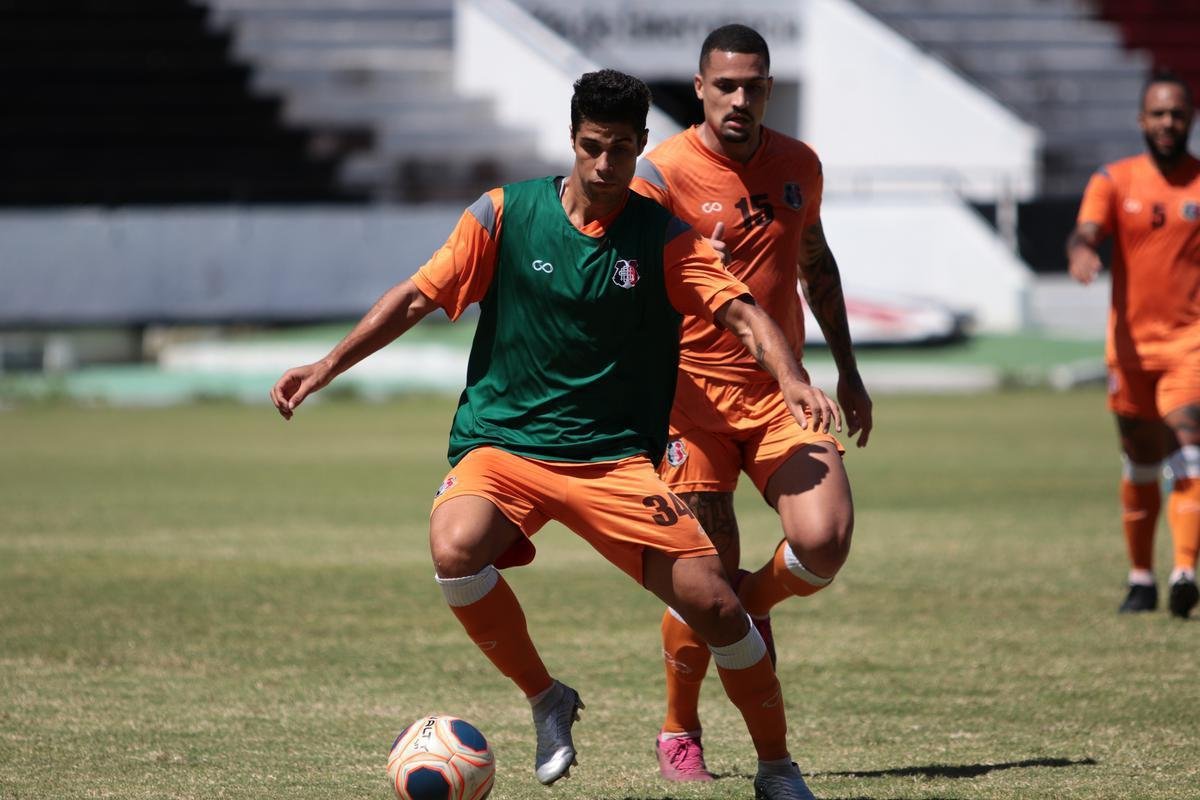 Jogadores do Santa Cruz treinaram no estádio do Arruda, já apresentando trabalhos com bola no gramado, sob a supervisão do técnico Itamar Schülle. Todos os atletas e os membros da comissão técnica seguem submetidos às medidas de afastamento social.