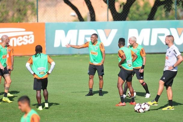 Tcnico Rodrigo Santana comandou treino nesta tera-feira  tarde, na Cidade do Galo, e definiu o time do Atltico para enfrentar o Coln, na Argentina, pela semifinal da Copa Sul-Amercana: Cleiton; Patric, Igor Rabello, Rver e Fbio Santos; Z Welison e Elias; Char, Vincius e Cazares; Franco Di Santo.