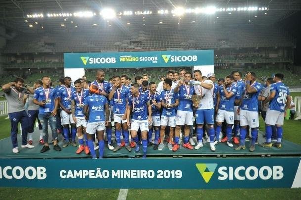 Entrega de medalhas e erguimento da taa: veja a festa do Cruzeiro com o bi do Mineiro