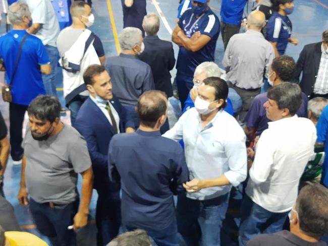 Conselheiros e associados do Cruzeiro durante votao de mudana do Estatuto do clube. Assembleia geral autorizou venda de at 90% das aes da SAF para investidores. Houve festa dos cruzeirenses no Parque Esportivo do Barro Preto, em BH, devido  possibilidade de chegada de recursos para tornar o futebol mais competitivo a partir de 2022.