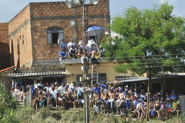 Torcidas de Cruzeiro e Guarani lotaram estdio Fario e casas do entorno, em Divinpolis, para assistir ao duelo de abertura do Campeonato Mineiro 2019